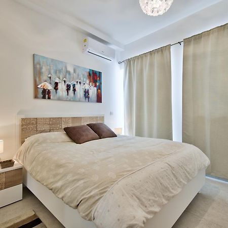 "Centre Point" Apartment St. Julian's Zewnętrze zdjęcie